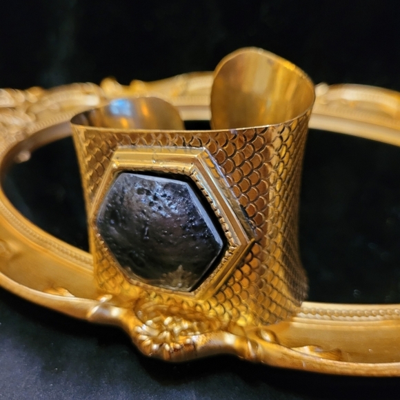 Vintage Black Obsidian Stone Bezel Fish Scale Cuff Gold Bracelet - Picture 2 of 14